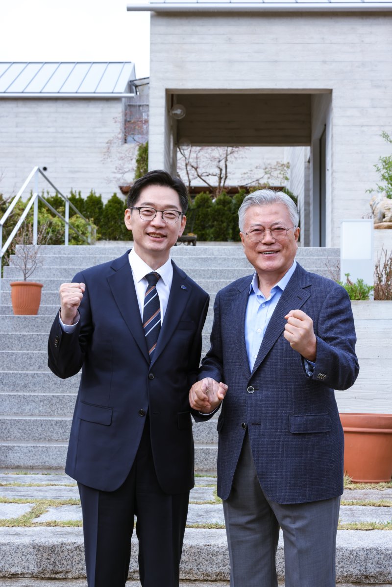 [서울=뉴시스] 조성봉 기자 = 대선출마를 선언한 김경수 전 경남도지사가 14일 경남 양산시 평산마을에서 문재인 전 대통령을 예방해 기념촬영을 하고 있다. (사진=김경수 캠프 제공) 2025.04.14. photo@newsis.com *재판매 및 DB 금지