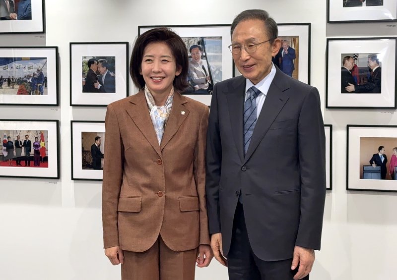 [서울=뉴시스] 조성봉 기자 = 대선 출마를 선언한 나경원 국민의힘 의원이 14일 오후 서울 서초구 이명박 재단을 찾아 이명박 전 대통령을 예방하며 기념촬영을 하고 있다.(사진=나경원 캠프 제공) 2025.04.14. photo@newsis.com *재판매 및 DB 금지