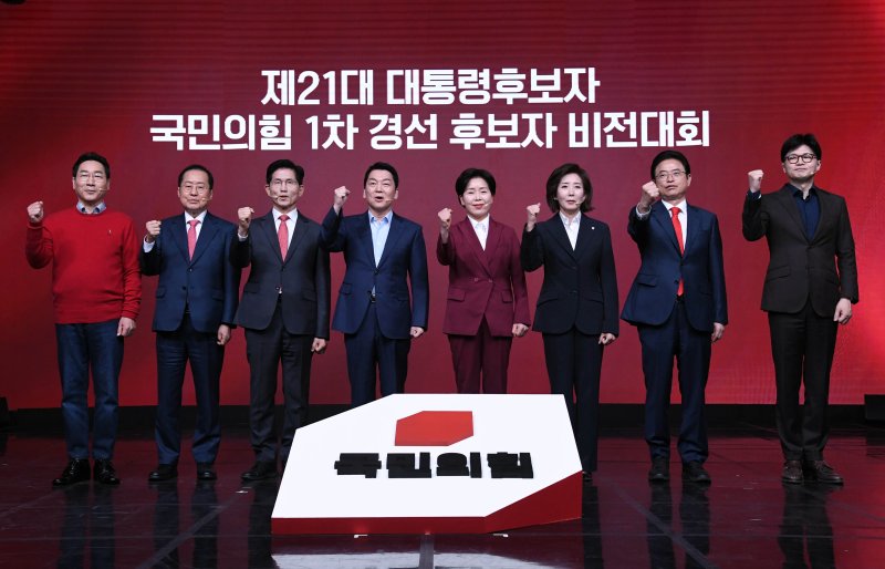 [서울=뉴시스] 국회사진기자단 = 18일 오후 서울 강서구 ASSA아트홀에서 열린 '제21대 대통령후보자 국민의힘 1차 경선 후보자 비전대회' 에 참석한 후보들이 기념촬영 하고 있다. 왼쪽부터 유정복, 홍준표, 김문수, 안철수, 양향자, 나경원, 이철우, 한동훈 후보. 2025.04.18. photo@newsis.com