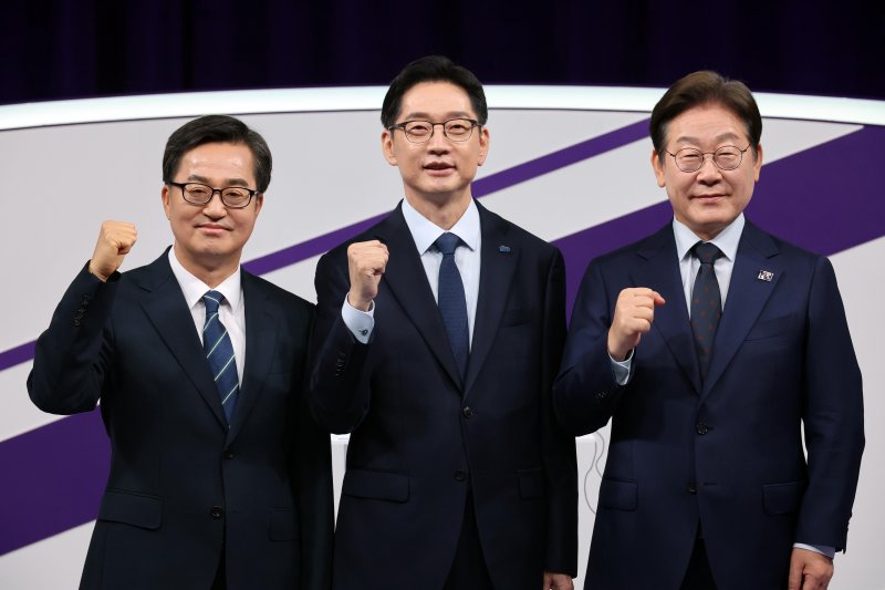 [서울=뉴시스] 국회사진기자단 = 더불어민주당 제21대 대통령 선거 경선 후보인 이재명(오른쪽부터), 김경수, 김동연 후보가 18일 서울 마포구 상암동 MBC에서 첫 TV토론회에 앞서 기념촬영 하고 있다. 2025.04.18. photo@newsis.com