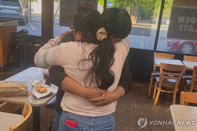 불법체류자로 오인돼 당국에 구금됐다 17일 풀려난 후안 카를로스 로페스-고메스가 어머니와 포옹하는 모습 (출처=연합뉴스)