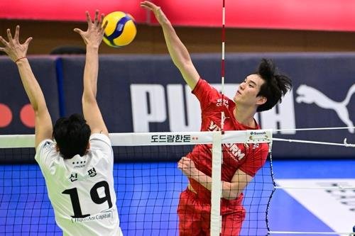 한국전력 시절 공격하는 임성진(오른쪽) (출처=연합뉴스)