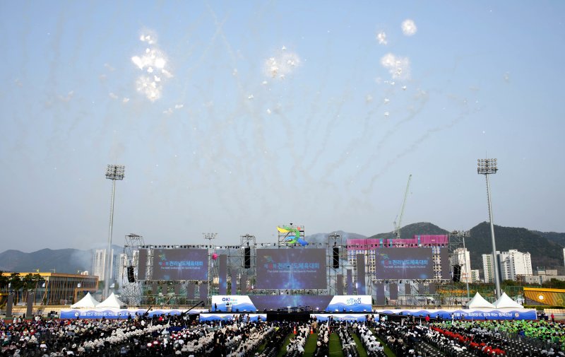 18일 장성 옐로우시티 스타디움에서 ‘제64회 전라남도체육대회’ 개막식이 진행되고 있다.(전남도 제공. 재판매 및 DB금지) 2025.4.19/뉴스1
