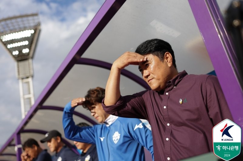 충남아산에서 함께 호흡을 맞췄던 김현석 감독(오른쪽)과 배성재(한국프로축구연맹 제공)