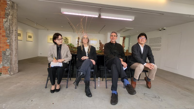[사진=박현주미술전문기자= 18일 오후 남산 피크닉에서 패티스미와 사운드워크컬렉티브 창시자 스테판과 피크닉 김범상 대표가 한자리에 앉아 기자간담회를 하고 있다.2025.04.18. hyun@newsis.com *재판매 및 DB 금지