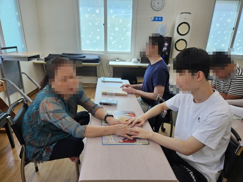 점자 교육 중인 경남점자정보도서관 (출처=연합뉴스)