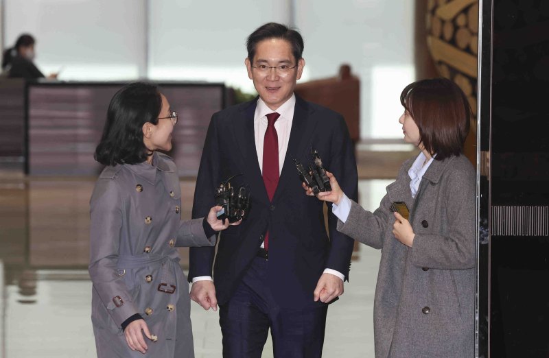 [서울=뉴시스] 김근수 기자 = 이재용 삼성전자 회장이 28일 오후 시진핑 중국 국가주석이 주최한 글로벌 CEO 면담을 마친 뒤 서울 강서구 김포비즈니스항공센터를 통해 귀국하고 있다. 2025.03.28. ks@newsis.com