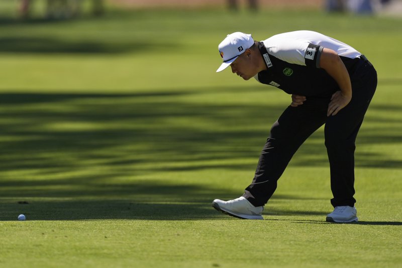 [힐턴헤드아일랜드=AP/뉴시스] 임성재가 17일(현지 시간) 미 사우스캐롤라이나주 힐턴헤드 아일랜드의 하버타운 골프링크스에서 열린 미국프로골프(PGA) 투어 RBC 헤리티지 첫날 8번 그린에서 퍼팅 준비를 하고 있다. 임성재는 2언더파 69타 공동 31위에 이름을 올렸다. 2025.04.18.
