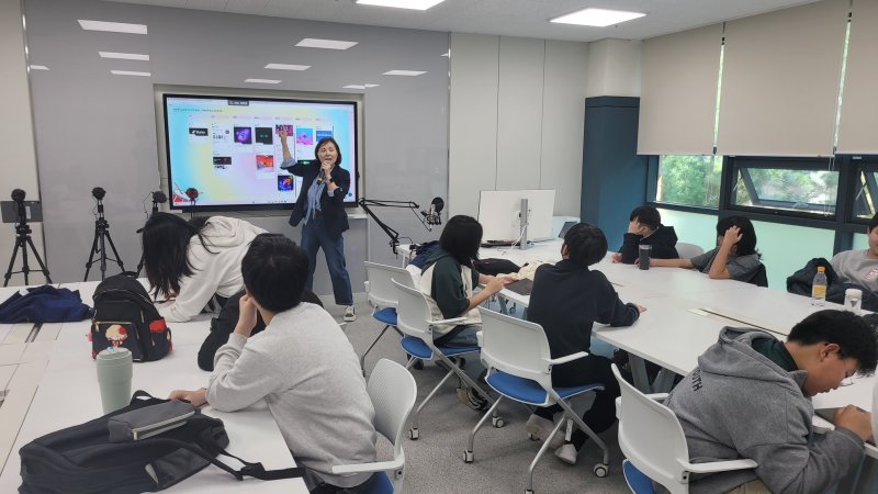 충북교육연구정보원 미디어교육센터에서 학생들이 강사의 동영상 제작 교육을 받고 있다. *재판매 및 DB 금지