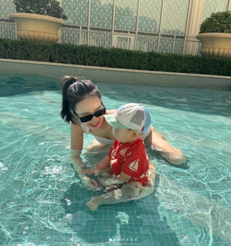 손연재, 비키니 입고 아들과 수영…"육아 전지훈련"