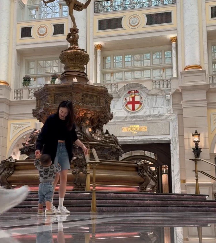 손연재, 비키니 입고 아들과 수영…"육아 전지훈련"