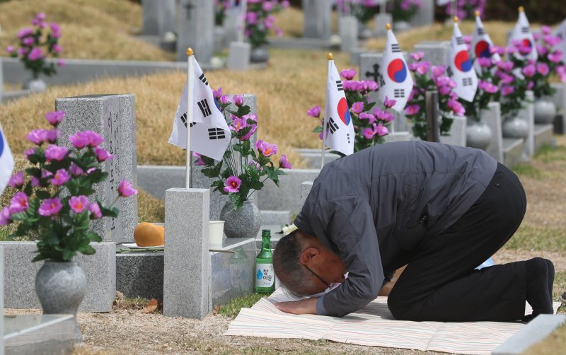 [서울=뉴시스] 김혜진 기자 = 4.19 혁명 기념일을 하루 앞둔 18일 오전 서울 강북구 국립 4.19민주묘지에서 유족이 참배하고 있다. 2025.04.18. jini@newsis.com