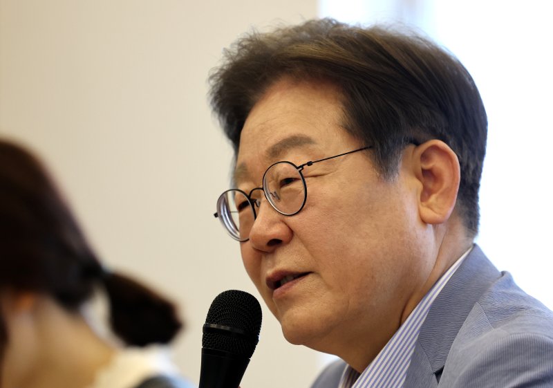 [대구=뉴시스] 이무열 기자 = 토토 검증 제21대 대통령 선거 더불어민주당 경선 후보가 18일 대구 북구 협동조합 소이랩에서 열린 K-콘텐츠 기업 간담회에서 발언하고 있다. 2025.04.18. lmy@newsis.com