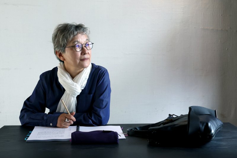 박정희 국립극단 단장 겸 예술감독[서울=뉴시스] 박진희 기자 = 박정희 국립극단 단장 겸 예술감독이 지난 17일 서울 종로구 한 카페에서 인터뷰 하고 있다. 2025.04.19. pak7130@newsis.com