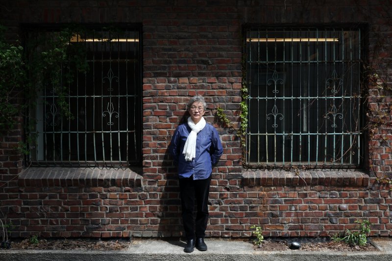 박정희 국립극단 단장 겸 예술감독[서울=뉴시스] 박진희 기자 = 박정희 국립극단 단장 겸 예술감독이 지난 17일 서울 종로구 한 카페에서 인터뷰 하고 있다. 2025.04.19. pak7130@newsis.com