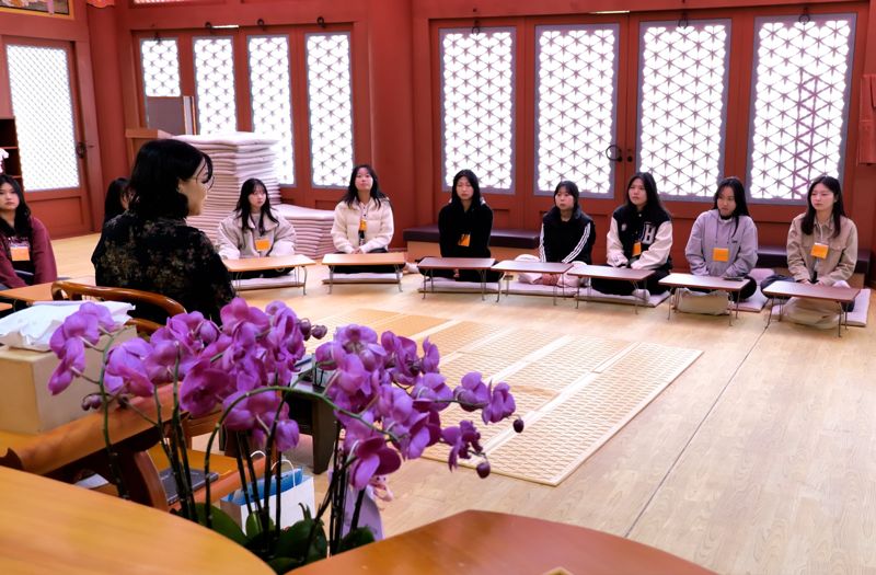 전남도가 쉼, 명상, 걷기 등 사찰 치유 관광 대상지로 무안 봉불사, 장성 백양사, 영광 불갑사해남 대흥사, , 화순 쌍봉사 등 5개 사찰을 추천했다. 사진은 봉불사 청소년 명상캠프 모습. 전남도 제공