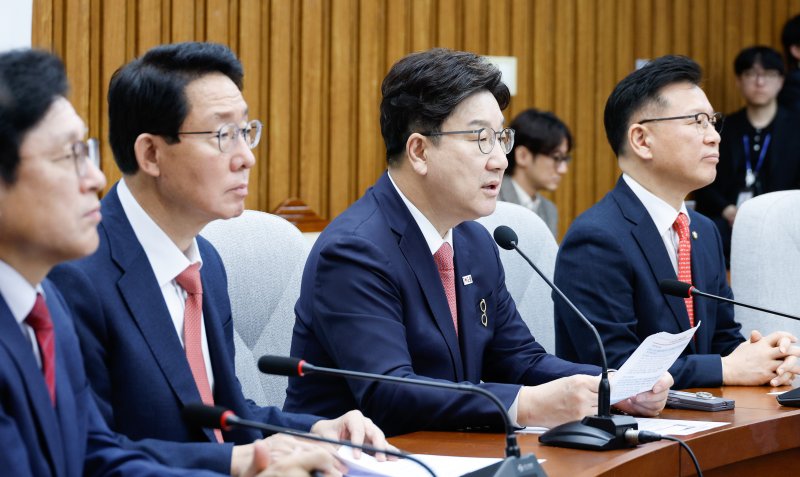권성동 국민의힘 원내대표가 18일 오전 서울 여의도 국회에서 열린 원내대책회의에 참석해 모두 발언하고 있다. 2025.4.18/토토 사이트 먹튀 검증1 ⓒ News1 안은나 기자