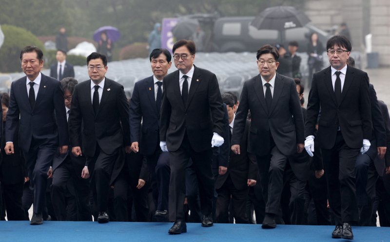 [서울=뉴시스] 김진아 기자 = 우원식 국회의장이 19일 서울 강북구 수유동 국립 4·19 민주묘지를 참배하기 위해 권성동 국민의힘 원내대표와 박찬대 더불어민주당 당대표 직무대행 겸 원내대표를 비롯한 의원들과 학생혁명기념탑으로 이동하고 있다. 2025.04.19. bluesoda@newsis.com