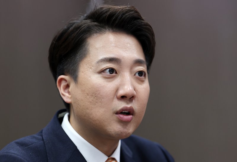 [서울=뉴시스] 조성우 기자 = 이준석 제21대 대통령 선거 개혁신당 대선후보가 18일 서울 여의도 국회 의원회관에서 뉴시스와 인터뷰를 하고 있다. 2025.04.19. xconfind@newsis.com