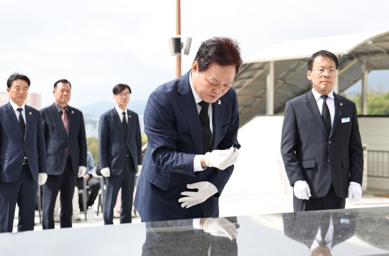 참배하는 박완수 경남도지사 (출처=연합뉴스)