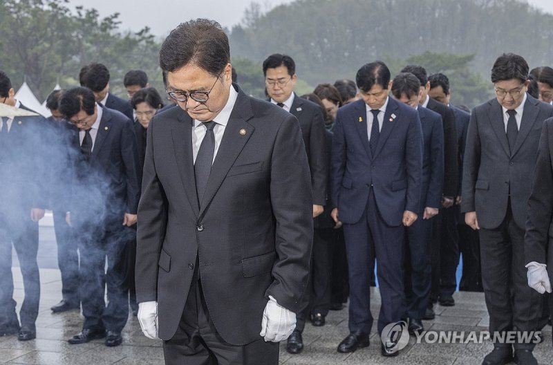 우원식 국회의장, 4·19 민주묘지 찾아 참배 (출처=연합뉴스)