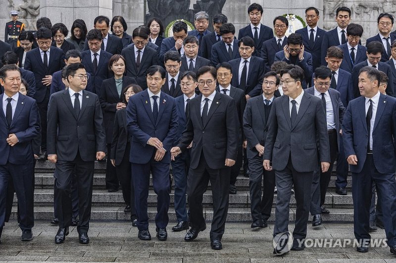 국회의장, 원내교섭단체 대표 등 국회 관계자들 4·19 민주묘지 찾아 참배 (출처=연합뉴스)