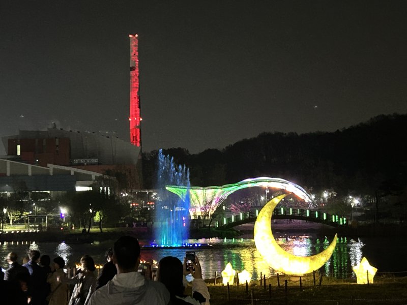 [김포=뉴시스] 하늘과 땅을 잇는 예술, 빛의 굴뚝 '미래를 여는 창' 점등식 행사. (사진=김포시 제공) 2025.04.19. photo@newsis.com