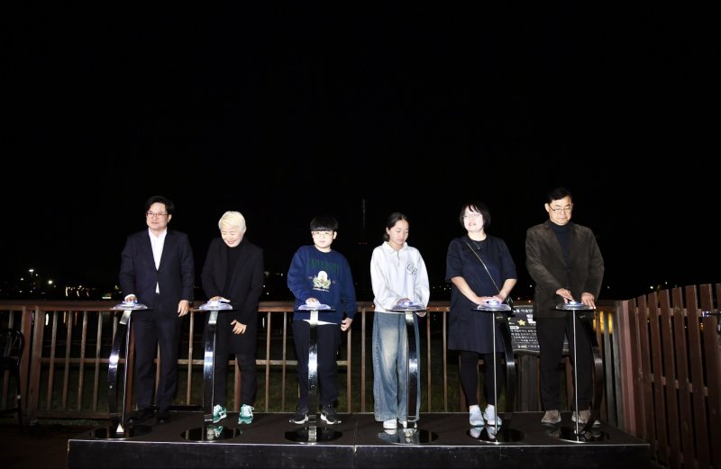 [김포=뉴시스] '하늘과 땅을 잇는 예술, 빛의 굴뚝 미래를 여는 창' 점등식 행사. (사진=김포시 제공) 2025.04.19. photo@newsis.com