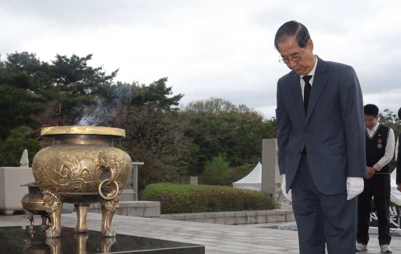 [서울=뉴시스] 조수정 기자 = 한덕수 대통령 권한대행 국무총리가 19일 서울 강북구 국립 4·19민주묘지에서 열린 제65주년 4·19 혁명 기념식에서 묵념하고 있다. (대통령실통신사진기자단) 2025.04.19. chocrystal@newsis.com
