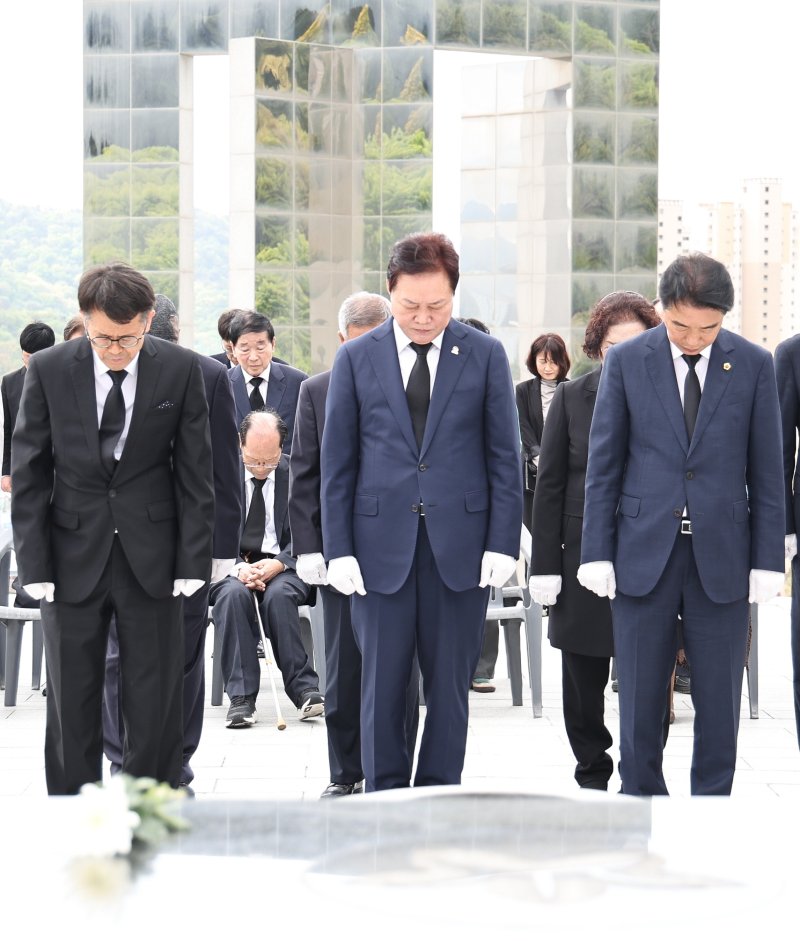 박완수 경남지사(가운데)가 19일 창원시 마산회원구 구암동 국립 3.15민주묘지를 찾아 참배하고 있다.(경남도 제공. 재판매 및 DB금지)