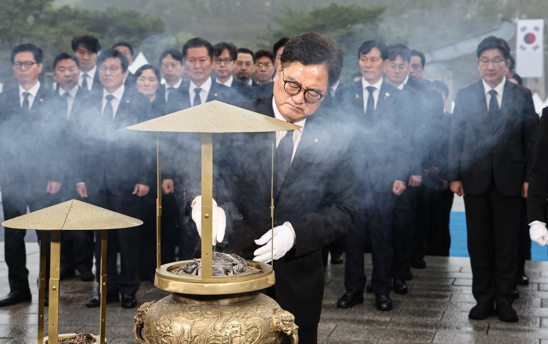 우원식 국회의장이 19일 오전 서울 강북구 국립 4·19민주묘지를 찾아 학생혁명 기념탑에서 분향하고 있다. 2025.4.19/뉴스1 ⓒ News1 김도우 기자