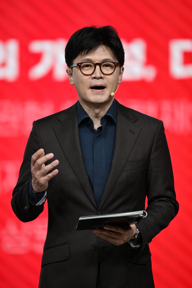 [서울=뉴시스] 국회사진기자단 = 한동훈 국민의힘 경선 후보가 18일 오후 서울 강서구 ASSA아트홀에서 열린 국민의힘 '제21대 대통령후보자 1차 경선 비전대회'에서 비전을 발표하고 있다. 2025.04.18. photo@newsis.com