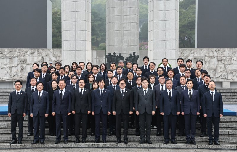 우원식 국회의장과 여야 원내대표, 상임위원장, 국회사무총장 등이 4·19혁명 제 65주년을 맞아 19일 오전 서울 강북구 국립 민주묘지를 찾아 참배 후 기념촬영을 하고 있다. 2025.4.19/뉴스1 ⓒ News1 김도우 기자