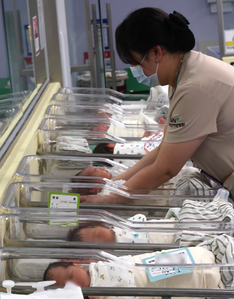 [인천=뉴시스] 전진환 기자 = 인천 미추홀구 아인병원 신생아실에서 간호사들이 신생아들을 돌보고 있다. 2025.02.26. amin2@newsis.com