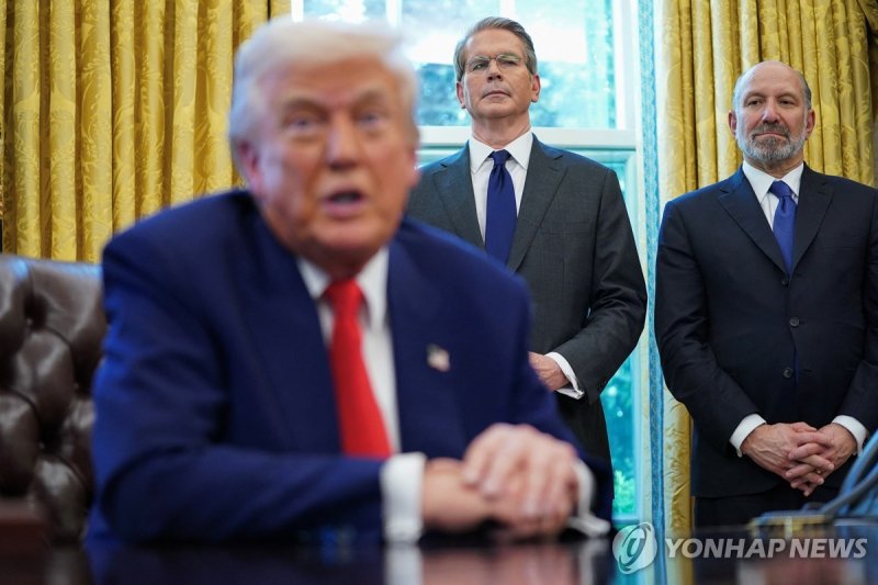 도널드 트럼프 대통령 뒤에 선 하워드 러트닉(우측), 스콧 베센트(좌측) 장관 (출처=연합뉴스)