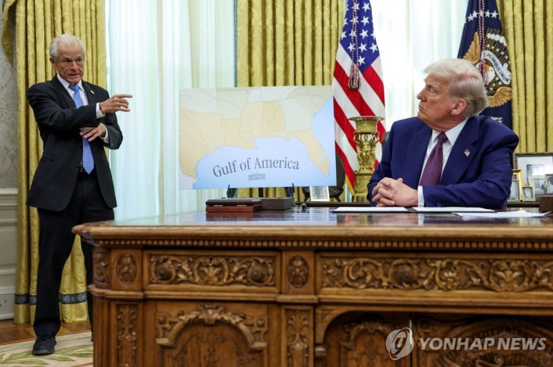 도널드 트럼프 대통령과 대화하는 피터 나바로 백악관 무역·제조업 담당 고문 (출처=연합뉴스)