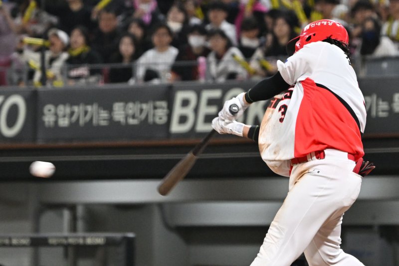 [광주=뉴시스] 이영주 기자 = 지난달 25일 오후 광주 북구 광주-기아챔피언스필드에서 열린 2025 신한 쏠뱅크 KBO 리그 키움히어로즈 대 KIA타이거즈의 경기, 6회 말 1사 만루 상황 KIA 김선빈이 2점 적시타를 날리고 있다. 2025.03.25.leeyj2578@newsis.com