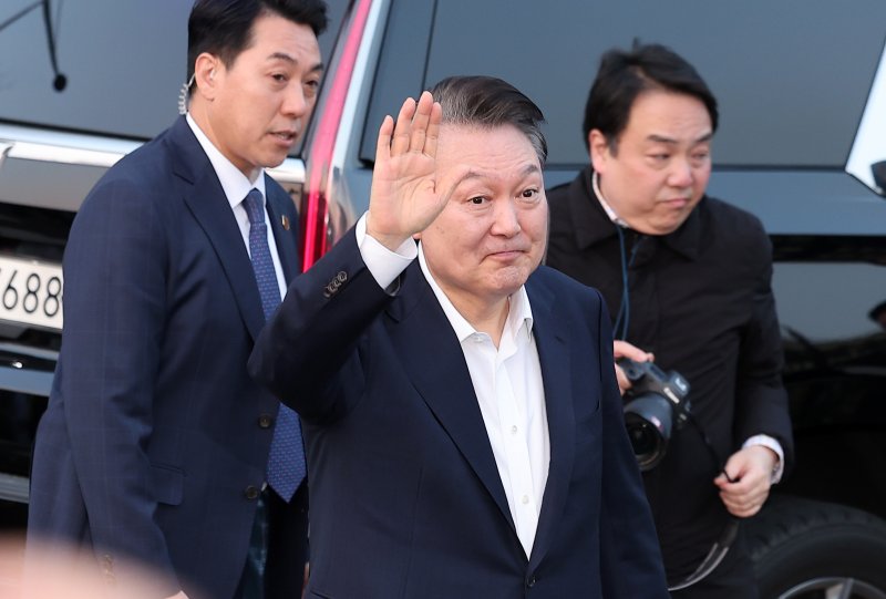 법원의 구속취소 청구 인용으로 석방된 윤석열 대통령이 3월 8일 오후 서울 용산구 한남동 대통령 관저 앞 지지자들에게 인사하고 있다. 2025.3.8/뉴스1 ⓒ News1 김성진 기자