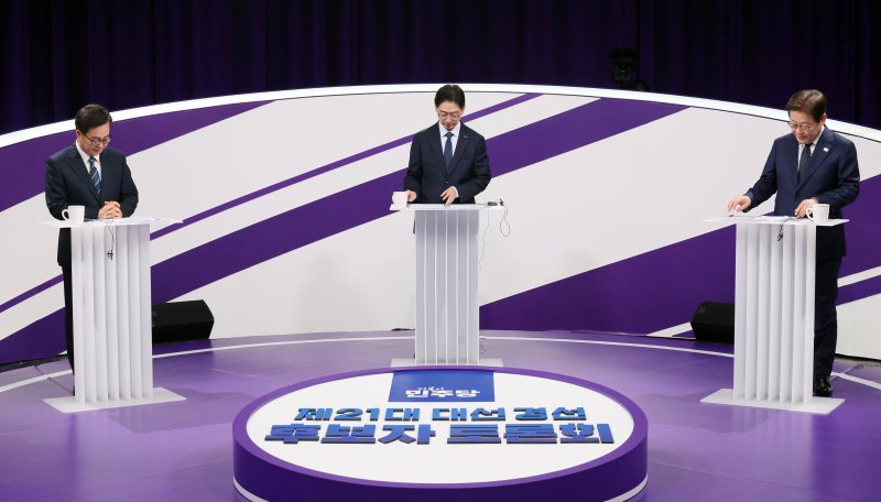 18일 저녁 상암MBC 스튜디오에서 열린 더불어민주당 대선 경선 후보자 첫 TV토론에 참석한 (오른쪽부터)이재명, 김경수, 김동연 후보자가 토론을 준비하고 있다. 2025.4.18/뉴스1 ⓒ News1 국회사진취재단