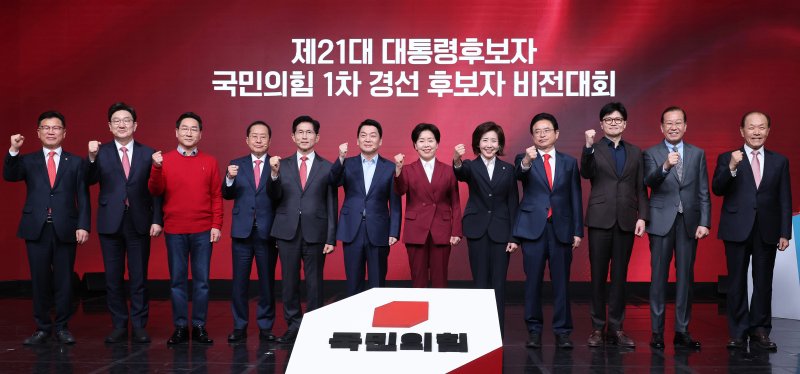 [서울=뉴시스] 국회사진기자단 = 18일 오후 서울 강서구 ASSA아트홀에서 열린 '제21대 대통령후보자 국민의힘 1차 경선 후보자 비전대회' 에 참석한 권영세 비대위원장을 비롯한 지도부와 경선 후보들이 기념촬영 하고 있다. 왼쪽부터 이양수 사무총장, 권성동 원내대표, 유정복, 홍준표, 김문수, 안철수, 양향자, 나경원, 이철우, 한동훈 후보, 권영세 비대위원장, 황우여 선거관리위원장. 2025.04.18. photo@newsis.com