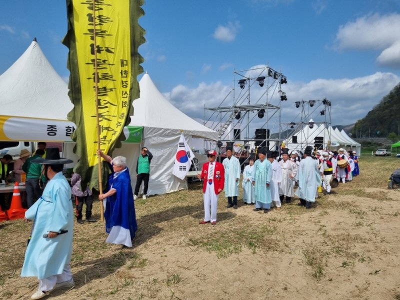 19일 충북은 봄을 즐기기 위한 상춘객들의 발길이 이어졌다. 사진은 충주 목계별신제.(충주시 제공. 재판매 및 DB금지)/뉴스1