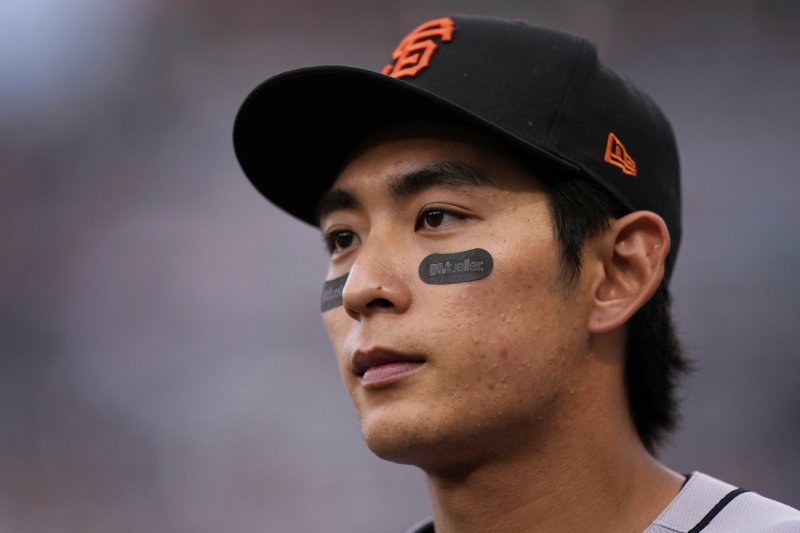 [애너하임=AP/뉴시스] 미국 메이저리그(MLB) 샌프란시스코 자이언츠의 이정후가 19일(한국 시간) 미국 캘리포니아주 애너하임의 에인절스타디움에서 열린 2025 메이저리그(MLB) 정규리그 LA 에인절스와의 원정 경기에 앞서 그라운드를 바라보고 있다. 2025.04.19.