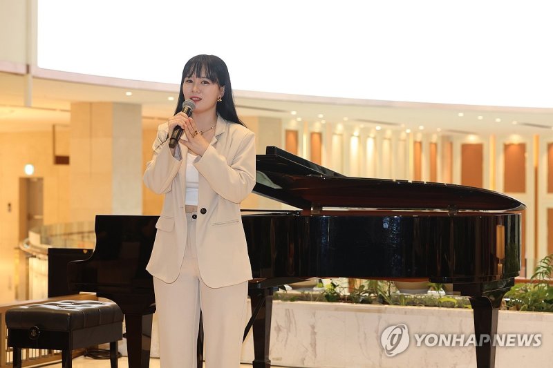 인사말 하는 김지희 작가 (출처=연합뉴스)