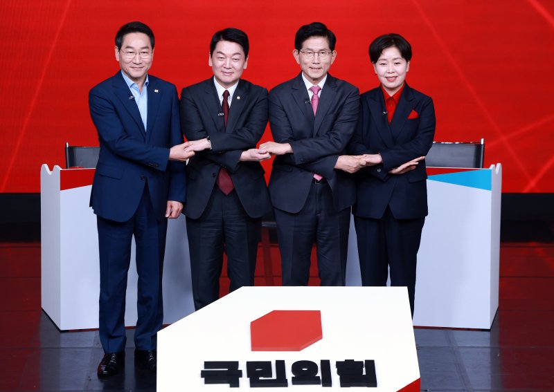安 "계엄 사과해야" 김문수 "계엄 하게된 책임은 민주당에"