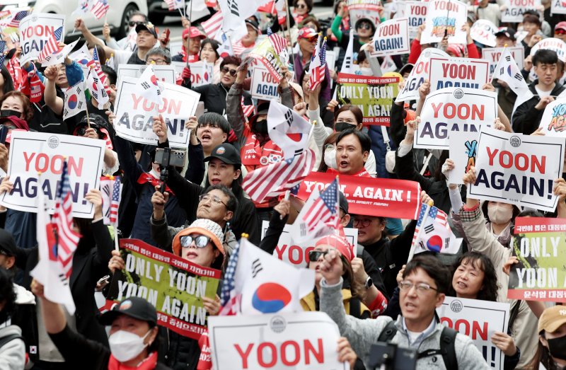 [서울=뉴시스] 김진아 기자 = 19일 서울 서초구 교대역 인근에서 윤석열 대통령의 복귀를 요구하는 2030의 '윤어게인(YOON AGAIN)' 집회가 열리고 있다. 2025.04.19. bluesoda@newsis.com