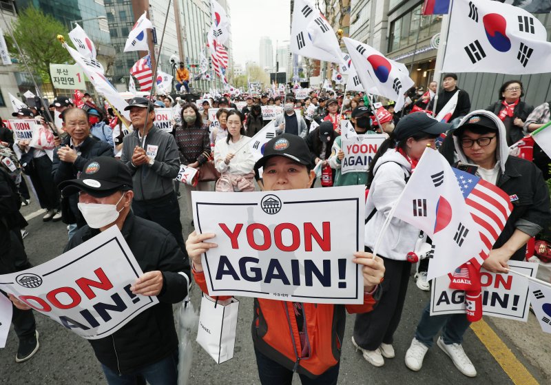[서울=뉴시스] 김진아 기자 = 19일 서울 서초구 교대역 인근에서 윤석열 대통령의 복귀를 요구하는 2030의 '윤어게인(YOON AGAIN)' 집회가 열리고 있다. 2025.04.19. bluesoda@newsis.com