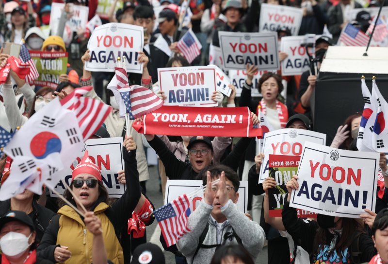 [서울=뉴시스] 김진아 기자 = 19일 서울 서초구 교대역 인근에서 윤석열 대통령의 복귀를 요구하는 2030의 '윤어게인(YOON AGAIN)' 집회가 열리고 있다. 2025.04.19. bluesoda@newsis.com