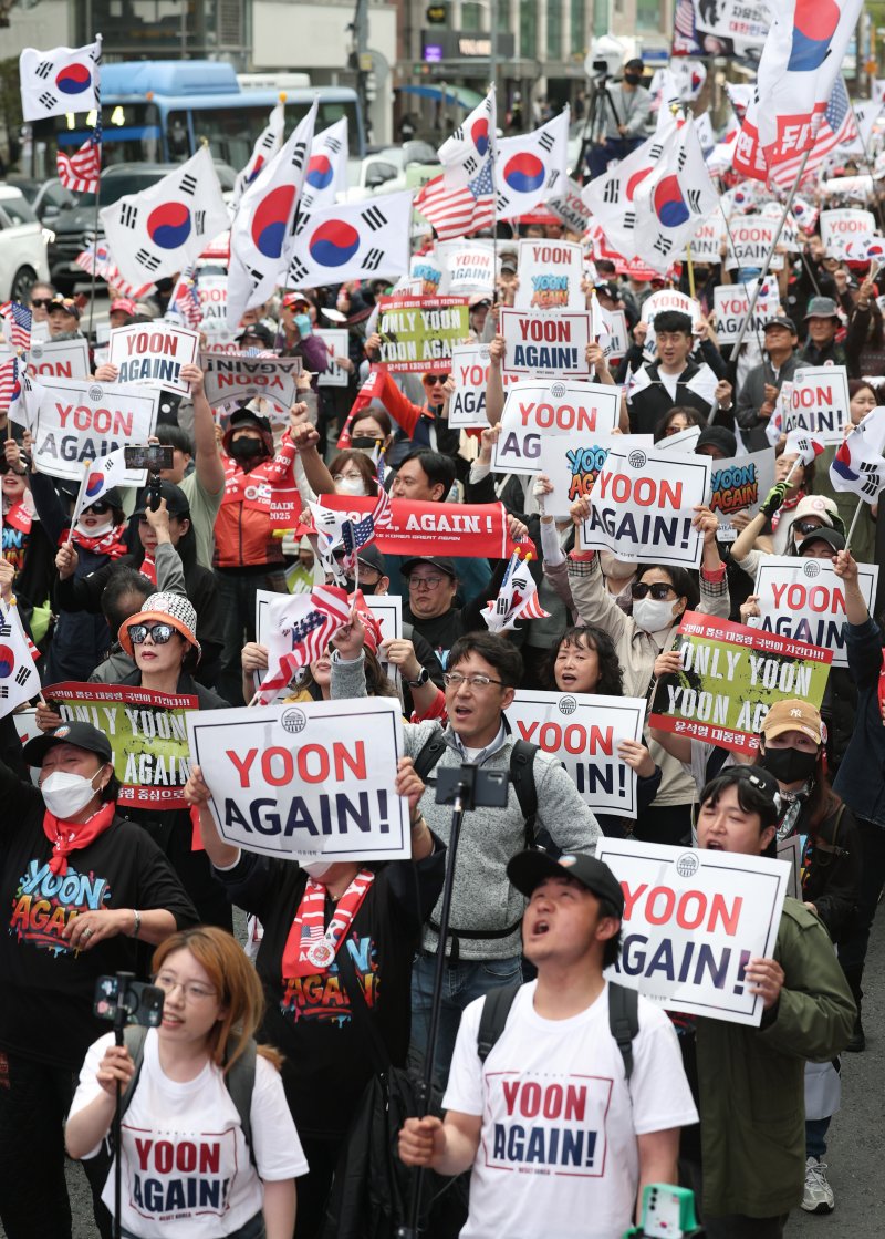 [서울=뉴시스] 김진아 기자 = 19일 서울 서초구 교대역 인근에서 윤석열 대통령의 복귀를 요구하는 2030의 '윤어게인(YOON AGAIN)' 집회가 열리고 있다. 2025.04.19. bluesoda@newsis.com