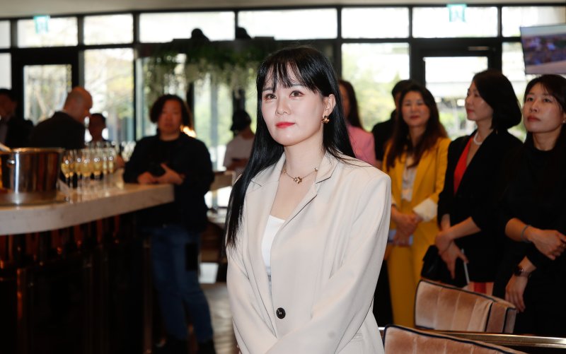 [서귀포=뉴시스] 우장호 기자 = 제주신화월드 메리어트 리조트 1층에 '더 갤러리(THE GALLERY)'가 정식 개관했다. 더 갤러리의 첫 전시는 '인투 더 아일랜드(INTO THE ISLAND)'라는 주제로 김지희 작가의 개인전으로 꾸며졌다. 김 작가가 19일 오후 더 갤러리 개관식을 지켜보고 있다. 김 작가는 현대인의 욕망과 존재에 대한 날카로운 통찰을 시각 언어로 풀어내왔다. 이번 전시에서는 10m 규모 대형 회화 작품을 포함한 주요 작품들을 공개했다. 2025.04.19. woo1223@newsis.com