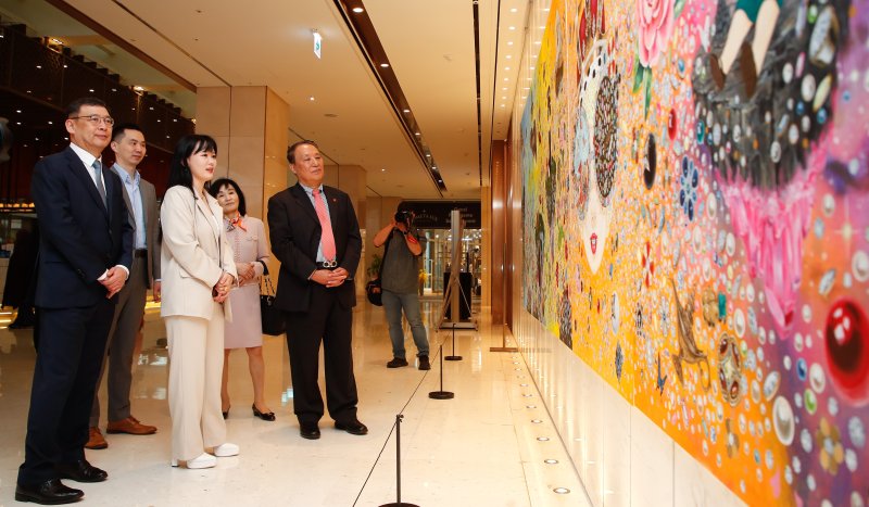 [서귀포=뉴시스] 우장호 기자 = 제주신화월드 메리어트 리조트 1층에 '더 갤러리(THE GALLERY)'가 정식 개관했다. 더 갤러리의 첫 전시는 '인투 더 아일랜드(INTO THE ISLAND)'라는 주제로 김지희 작가의 개인전으로 꾸며졌다. 김 작가가 19일 오후 더 갤러리 개관식에서 양영철 제주국제자유도시개발센터 이사장 등 내빈들에게 작품을 설명하고 있다. 김 작가는 현대인의 욕망과 존재에 대한 날카로운 통찰을 시각 언어로 풀어내왔다. 이번 전시에서는 10m 규모 대형 회화 작품을 포함한 주요 작품들을 공개했다. 2025.0